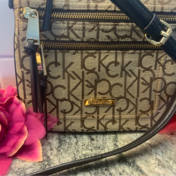 👜Cute small crossbody purse by Calvin Klein.👜 - Picture 4 of 10